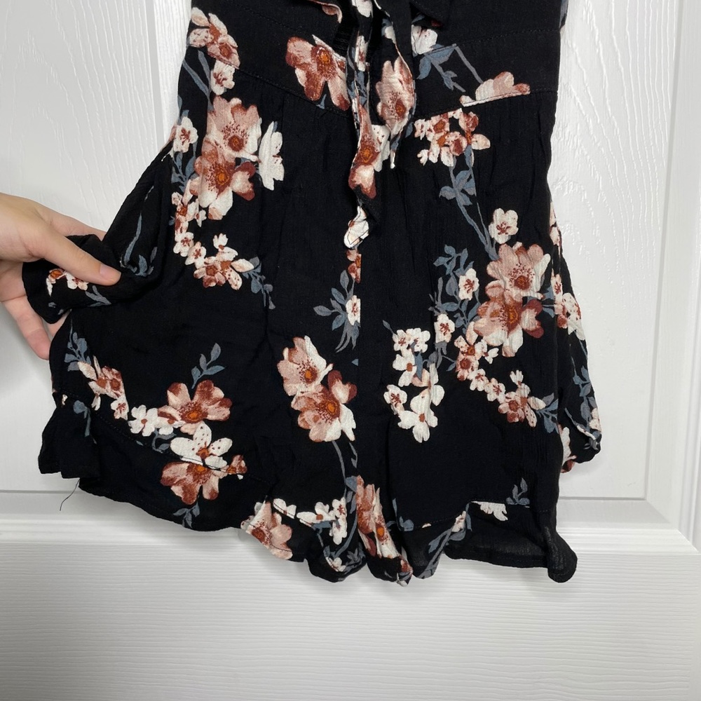 American Eagle tie front floral cutout romper - Picture 4 of 6